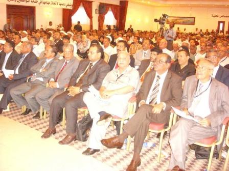 عدد من المشاركين في المؤتمر أمس